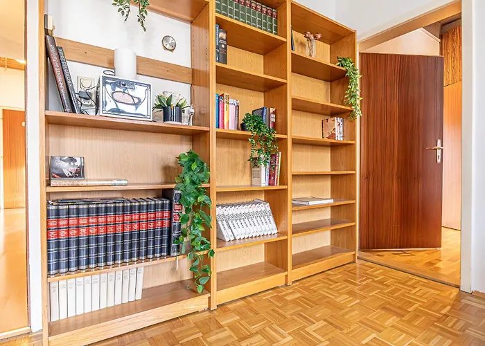 Spacious Two Bedroom With Living Near Wiener Stadthalle