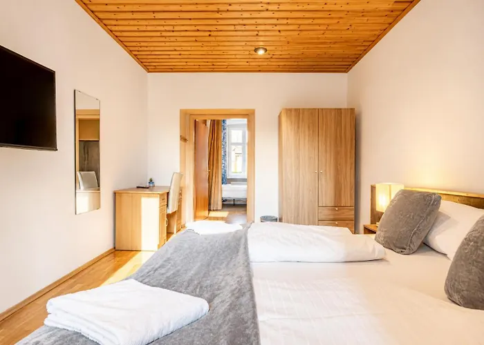 Spacious Two Bedroom With Living Near Wiener Stadthalle דירה