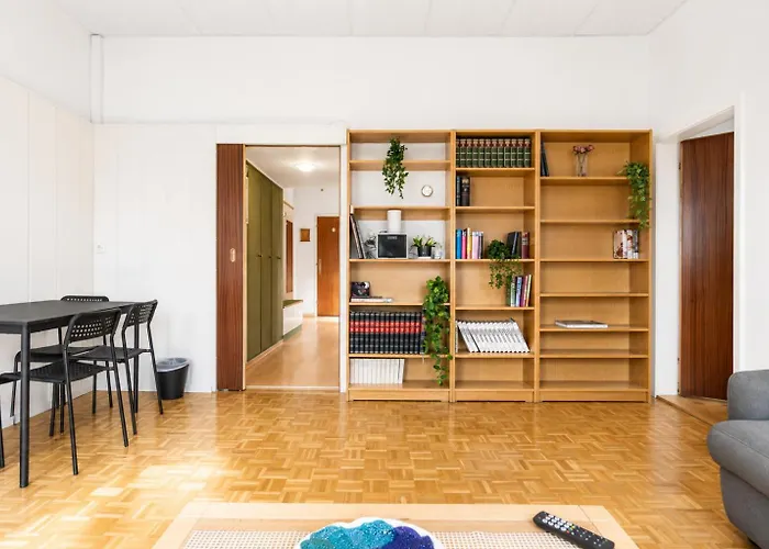 Spacious Two Bedroom With Living Near Wiener Stadthalle דירה *