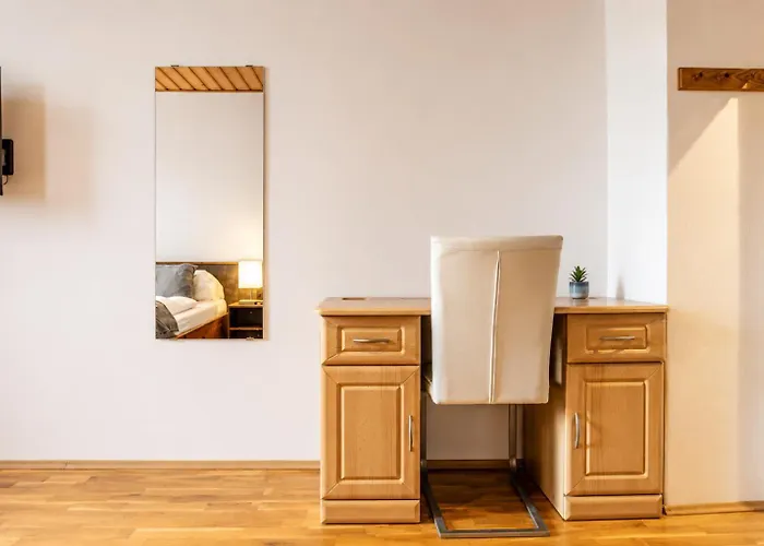 Spacious Two Bedroom With Living Near Wiener Stadthalle