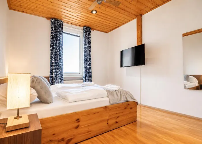 Spacious Two Bedroom With Living Near Wiener Stadthalle *
