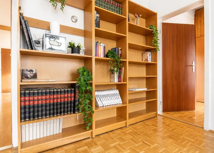 Spacious Two Bedroom With Living Near Wiener Stadthalle דירה *